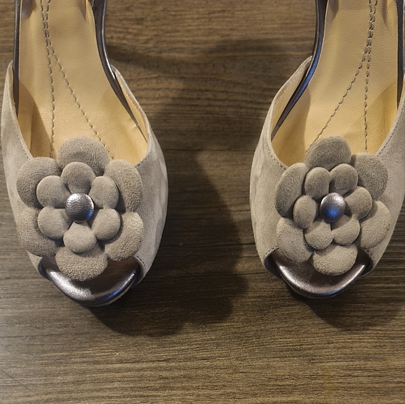 Kate Spade $218 Gray Suede 3D Flower Peep Toe Sling Back Heels 6 - Picture 5 of 10